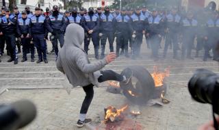 Тирана се тресе! Протестиращи и полицаи в директен сблъсък