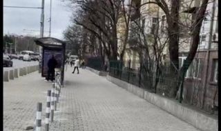 Трайчо Трайков спря слагането на колчета на нов тротоар
