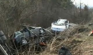 Автовоз разсипа коли между Русе и Бяла