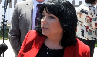 Петкова оттегля разрешението за търсене на строителни материали в „Гората“