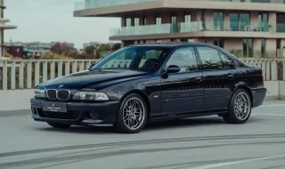 Продава се единственото в света BMW M5 с W10 двигател от Volkswagen