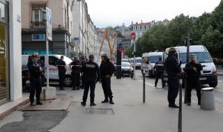 Мъж вряза автомобил в джамия във Франция