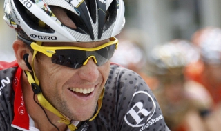 Армстронг губи титлите си от "Тур дьо Франс"