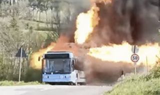 Какво се случва, когато автобус на метан започне да гори? (ВИДЕО)