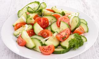 Защо не можете да комбинирате краставици и домати в салата?