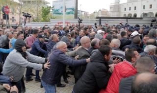 Сблъсъци пред парламента на Албания
