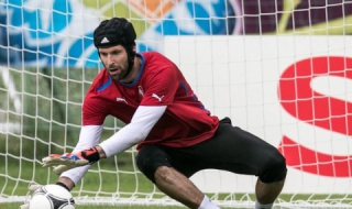 Арсенал все по-близо до Петър Чех