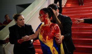 Жена, облечена с цветовете на Украйна, се заля с "кръв" на фестивала в Кан (ВИДЕО)