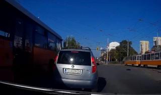 Вижте как автобус гази закона в София ВИДЕО