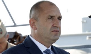 Румен Радев разговаря с председателя на "Шалом“ д-р Александър Оскар