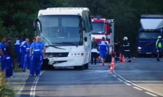 Турски тир отнесе автобус със сватбари край Раданово