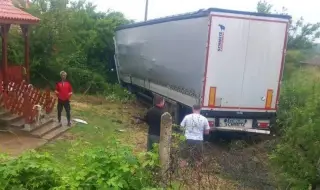 Тир влезе в двор във Видинско