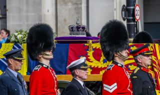 8-километрова опашка чака да се сбогува с кралица Елизабет Втора