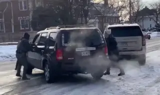 Служител на имиграционната служба застреля 37-годишна жена в колата й по време на акция в Минеаполис ВИДЕО