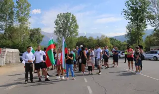 България в XXI в.: Пътни блокади с плакати "Искаме вода"