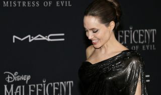 Анджелина Джоли се забавлява с...