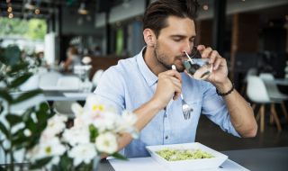 Вредно ли е да пием вода по време на хранене?
