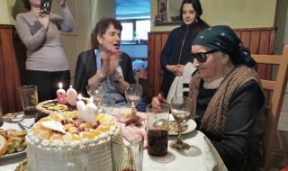 Баба Рада от Баня навърши 98 години
