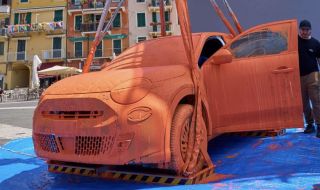 Потопиха Fiat 600 в огромен съд с боя, заедно с шефа на компанията (ВИДЕО)