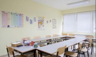 Директор гори за ученици фантоми