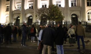 Протест пред Съдебната палата поиска помилване на Иванчева и Петрова