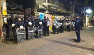 Граждани влязоха в частната телевизия „Информер“ в Белград и прекъснаха ефира