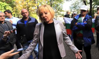 Манолова: Хората треперят за оцеляване, а в ЦИК си раздават подаръци