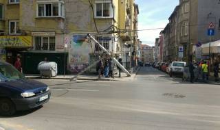 Стълб блокира за час движението на тролей N9 в София (СНИМКИ)