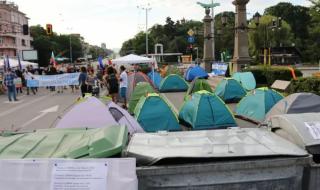 Бурята от снощи удари сериозно палатковия лагер на Орлов мост