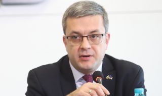 Биков: Много мислихме дали да внесем вот на недоверие или да ги оставим да се разпадат