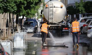 Мият извънредно улиците в София заради жегите