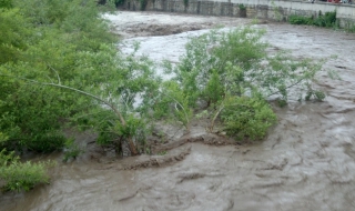 Пороен дъжд в Габрово (Снимки)