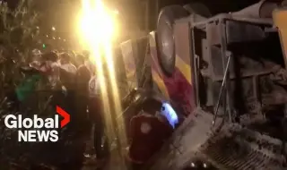 Поне 21 души загинаха при падане на автобус от мост в Иран