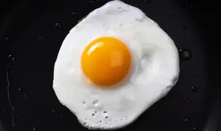 Домакиня сподели вкусен трик как да изпържим яйцата без олио