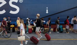 Гърция: Бум на COVID-19 заради туристите по островите