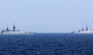 Британският флот ескортира руски кораби