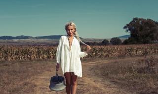 Жанета Осипова с гола фермерска фотосесия (СНИМКИ)