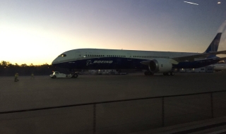 Тръмп видя новия Dreamliner 787-10