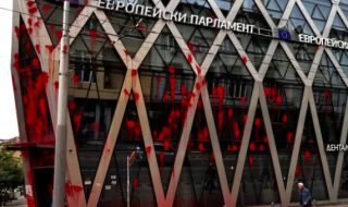 Хора на "Възраждане" метнаха червена боя по сградата на ЕК в София 