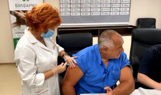 Бойко Борисов се ваксинира на живо (ВИДЕО)