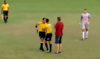 Бразилски съдия извади пистолет по време на мач (Видео)