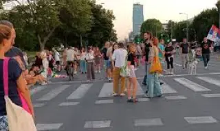 Грета Тунберг участва в антиправителствен протест в Белград 