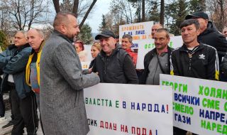 Ракитово на протест в защита на кмета Холянов