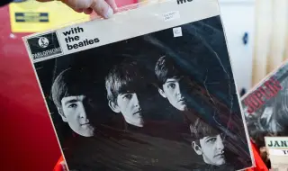 Пиано на Джон Ленън бе продадено за рекордните 3,2 млн. долара на търг в Ню Йорк (СНИМКИ)