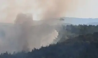 Страната горя и в неделя ОБЗОР