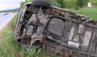 Шофьор загина край Гълъбово, преобръщайки лек автомобил с висока скорост