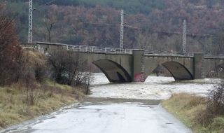 Опасни валежи и ветрове утре