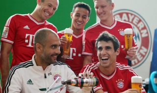 Гуардиола и компания разпуснаха с бира (ВИДЕО)