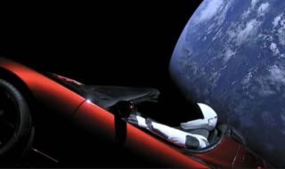 Къде е сега Tesla-та, която Мъск изстреля в космоса преди пет години?
