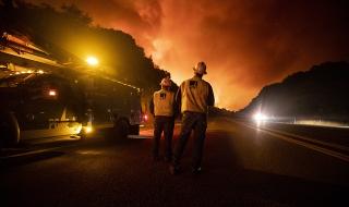 Пожари в Калифорния, ранени са десетки цивилни и огнеборци (ВИДЕО)